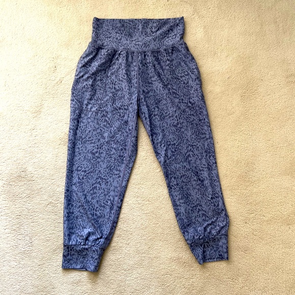 Athleta Salutation Printed Crop Jogger - Picture 4 of 6